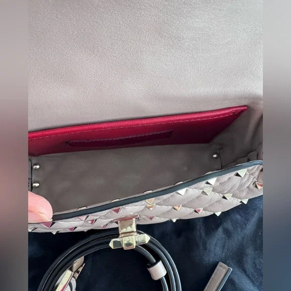 Authentic Valentino Like New Rockstud Bag in Poudre Leather, with Receipt - Picture 3 of 4